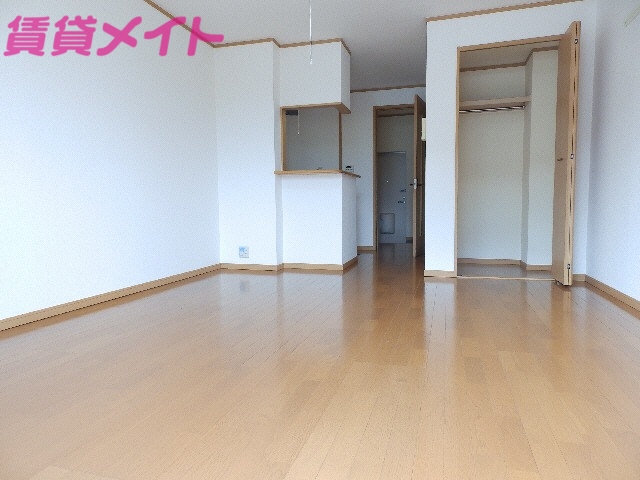 居室・リビング　同物件別室写真