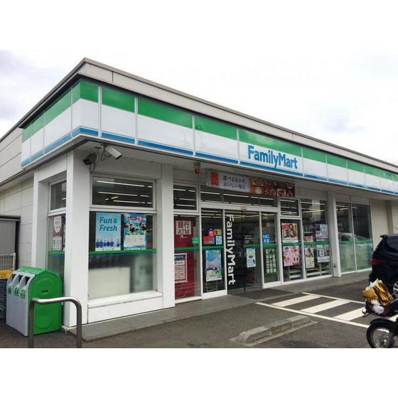 コンビニ　ファミリーマート青葉大場町店（コンビニ）まで800m