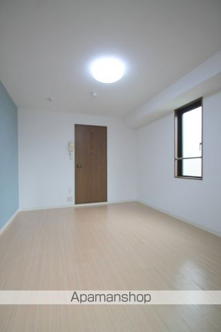 1K Mansion in Chuo-ku, Osaka — photo 3 of 3