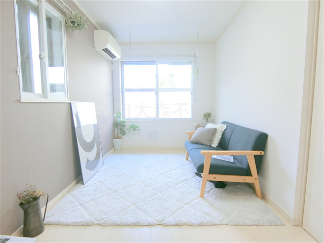 居室・リビング　2面採光の洋室　モデルルーム写真　ご入居時家具等はございませ