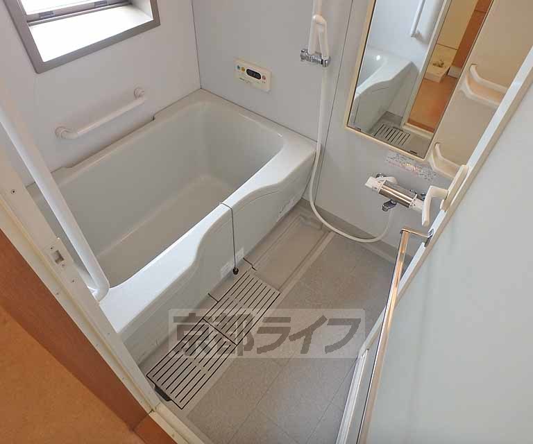 バス・シャワールーム　窓のある明るい浴室です