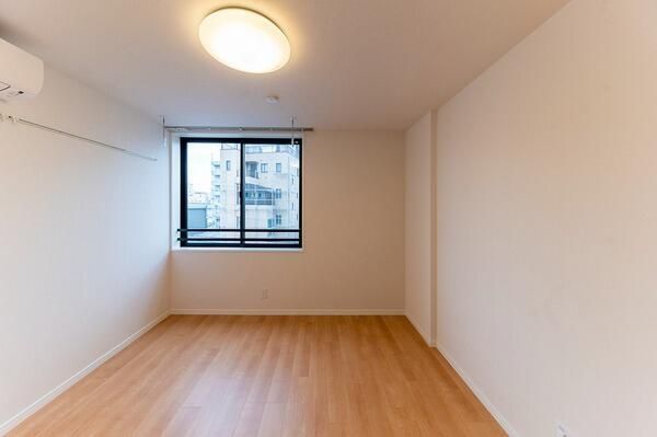 居室・リビング　☆明るい洋室☆