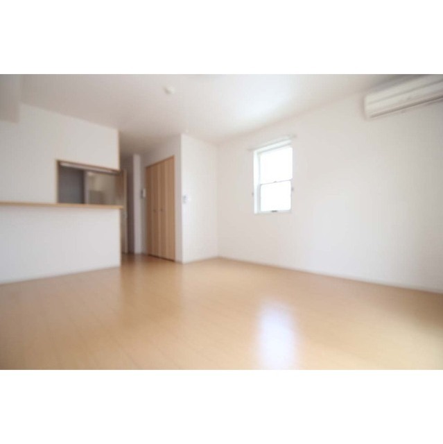 居室・リビング　１０．２帖の洋室＋２帖のキッチン