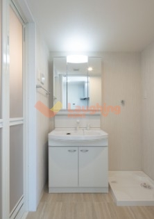 洗面設備　独立洗面台、朝の身支度には欠かせません