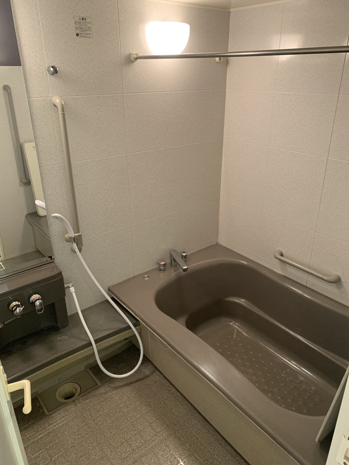 バス・シャワールーム　1坪タイプのお風呂で足をゆったり伸ばせます　浴室換気乾燥機付