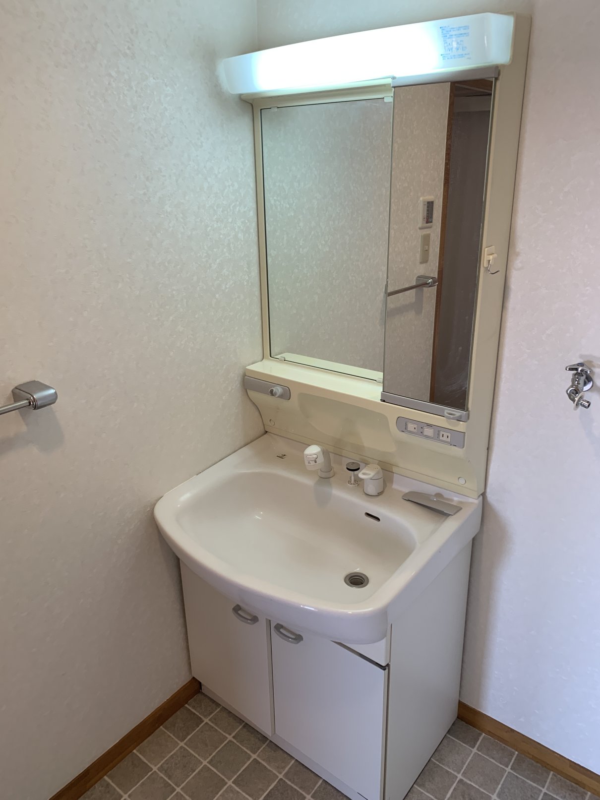 洗面設備　忙しい朝に嬉しい洗髪洗面化粧台付