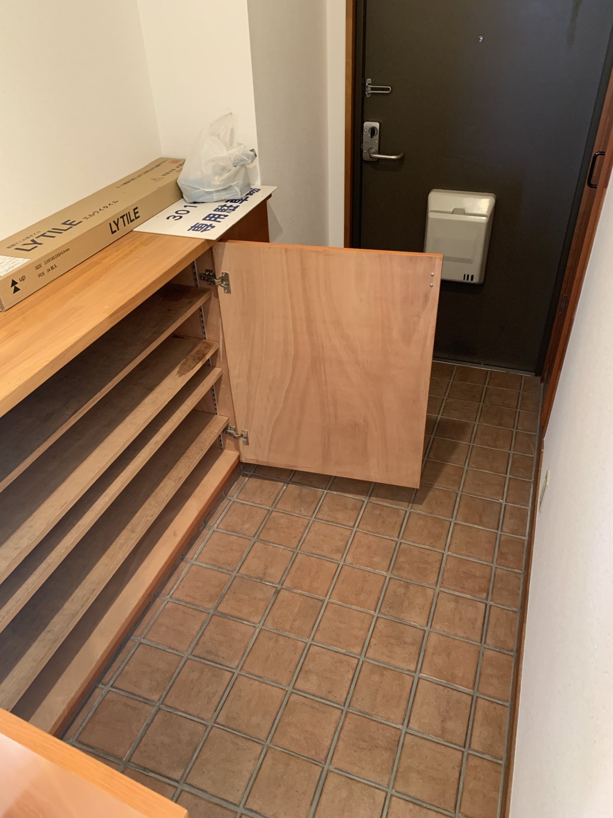 玄関　収納たっぷりの下駄箱付