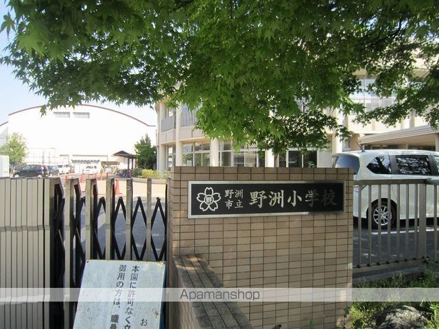 小学校　野洲市立野洲小学校（小学校）まで810m
