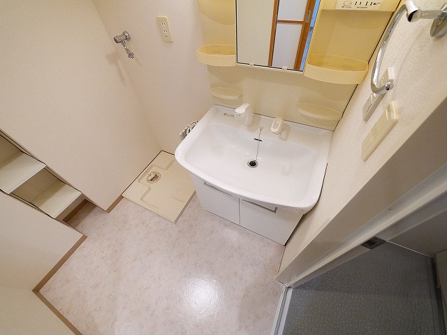 洗面設備　ゆったりとスペースのある洗面所