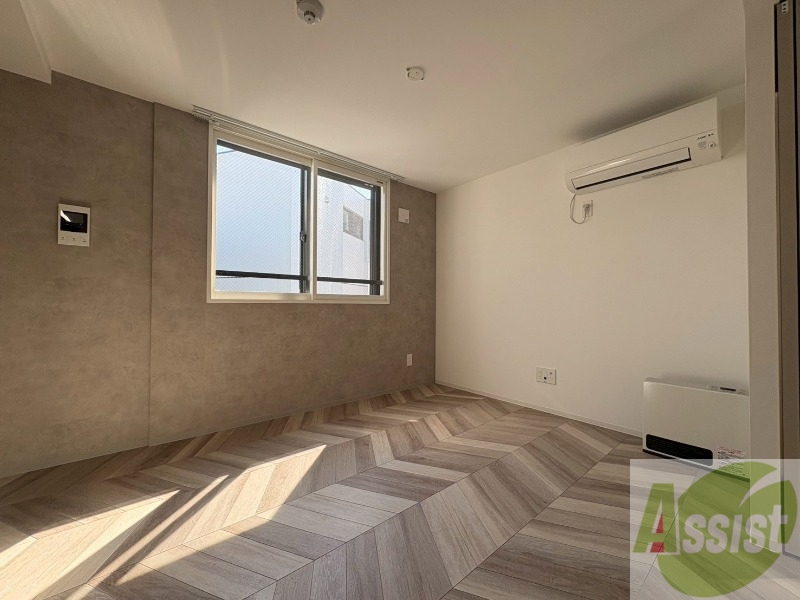 居室・リビング　リビングです。窓が大きくて明るいですね！