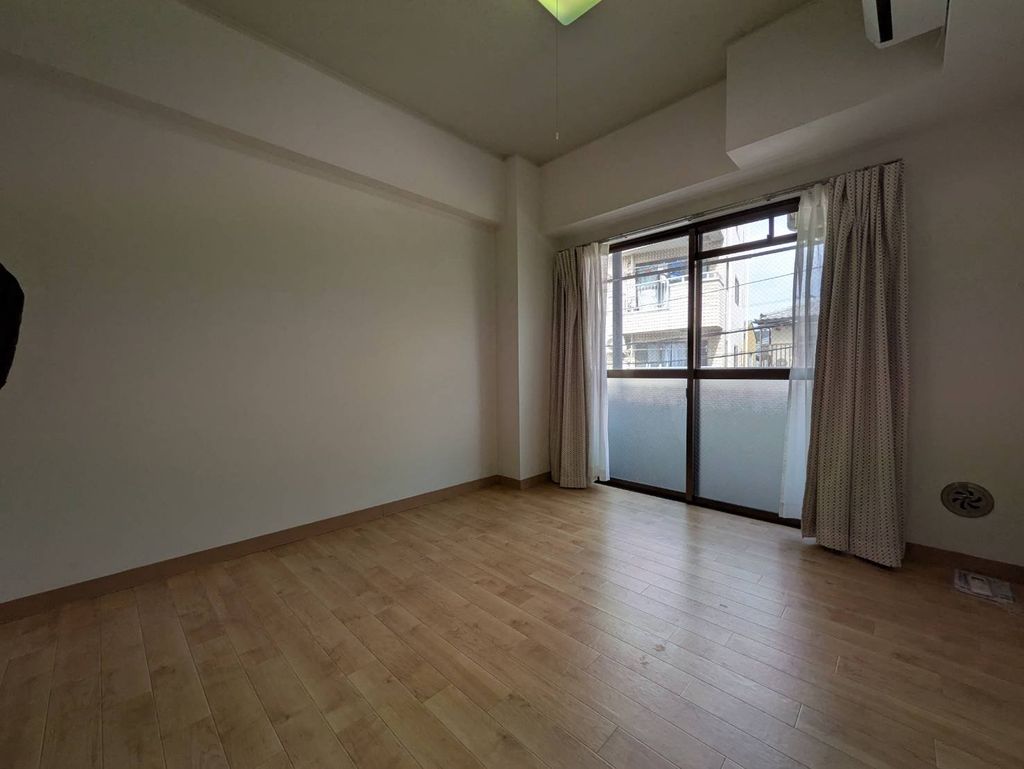 居室・リビング　２面採光の明るい居室