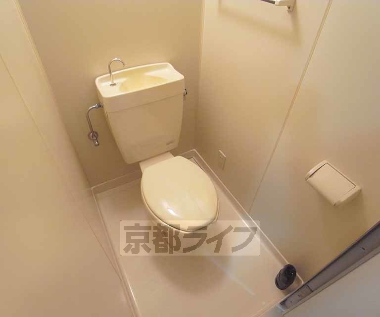 ＪＲ山陰本線 花園駅 徒歩8分 3階建 築29年のトイレ写真