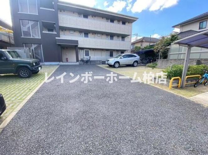 駐車場　駐車場があるので、車を買う予定の方も安心です
