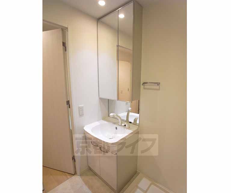 洗面設備　鏡が大きく収納も充実してます