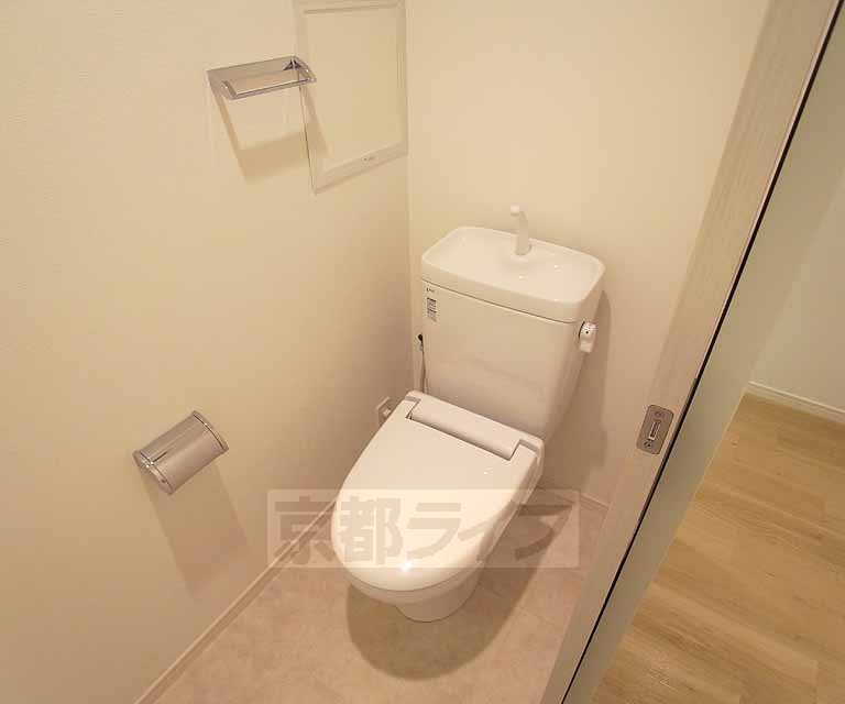 トイレ　丈夫に便利な棚も付いてます。