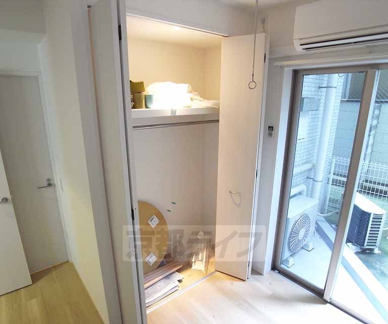 収納　ポール付きで洋服も収納しやすいですね