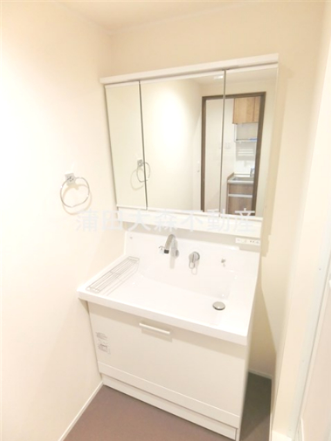 洗面設備　3面鏡の独立洗面台　洗面脱衣所