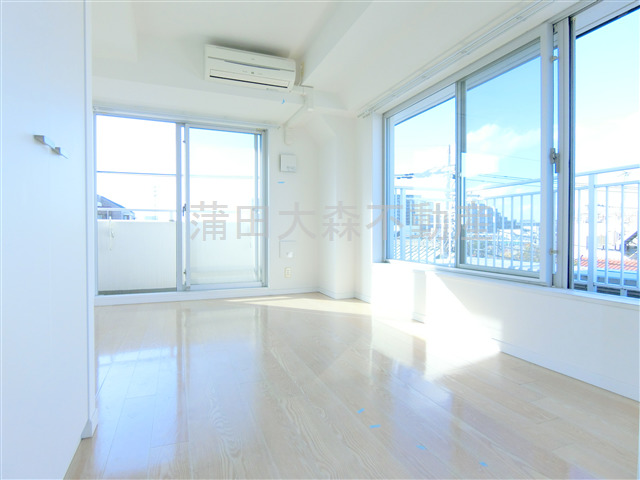 居室・リビング　北西角部屋二面採光の明るい洋室