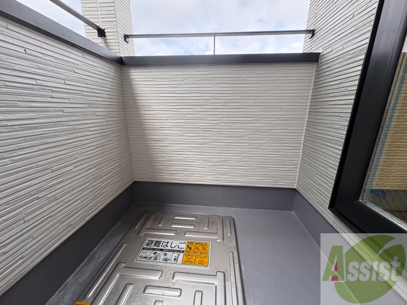 バルコニー　バルコニーは幅があり、広い印象を受けました。