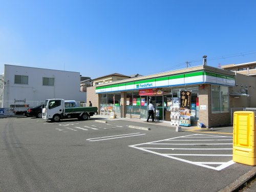 コンビニ　ファミリーマート 吹田江坂五丁目店（コンビニ）まで82m
