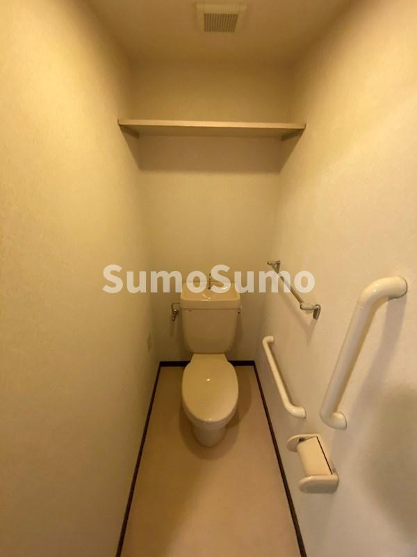 トイレ　落ち着いた色調のトイレです