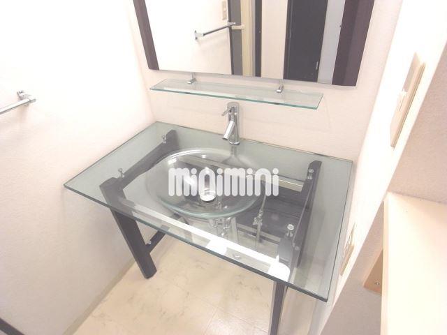 洗面設備　ガラス張りの洗面台