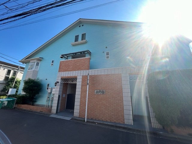 建物外観　爽やかなスカイブルーが特徴の外観。宅配ボックスやオートロック