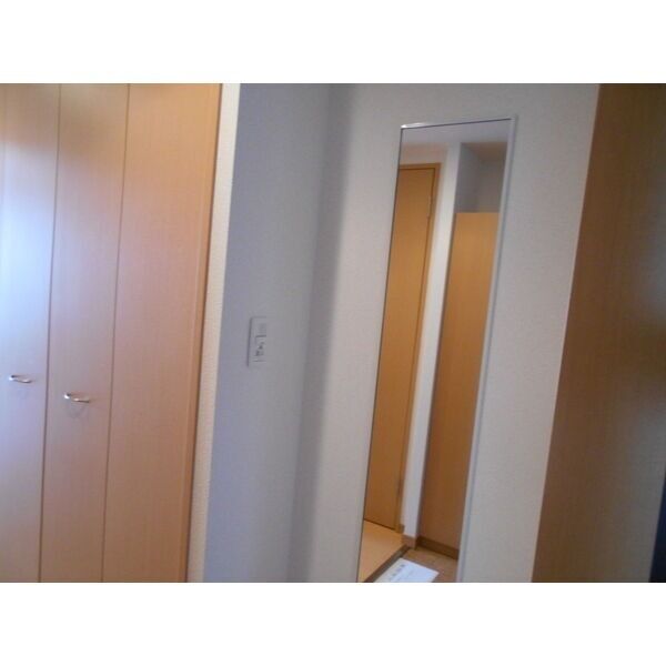 玄関　玄関に姿見の鏡を新設