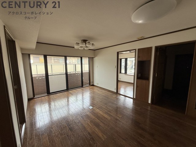 居室・リビング　床色が落ち着いた色合いで、とてもきれいです。