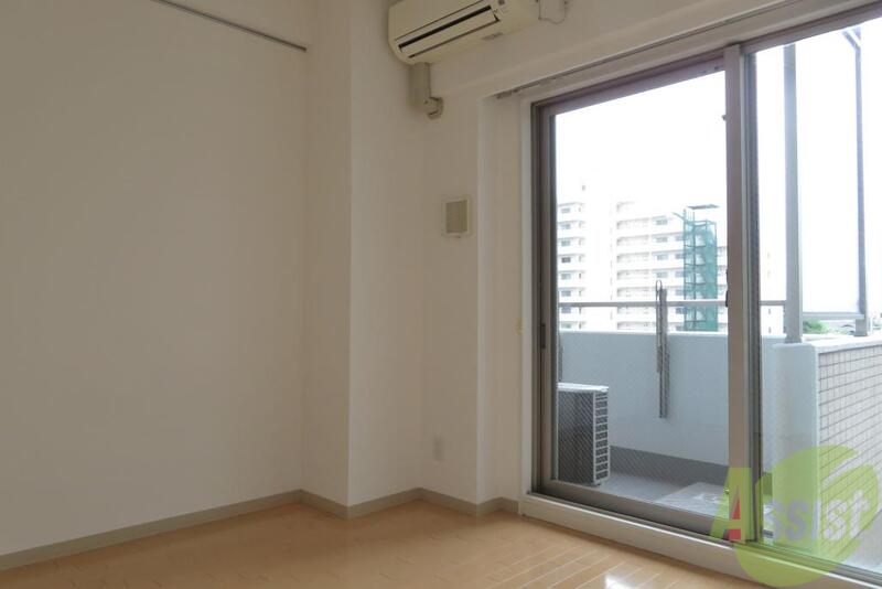 居室・リビング　広々とした窓が印象的なきれいなお部屋ですね。