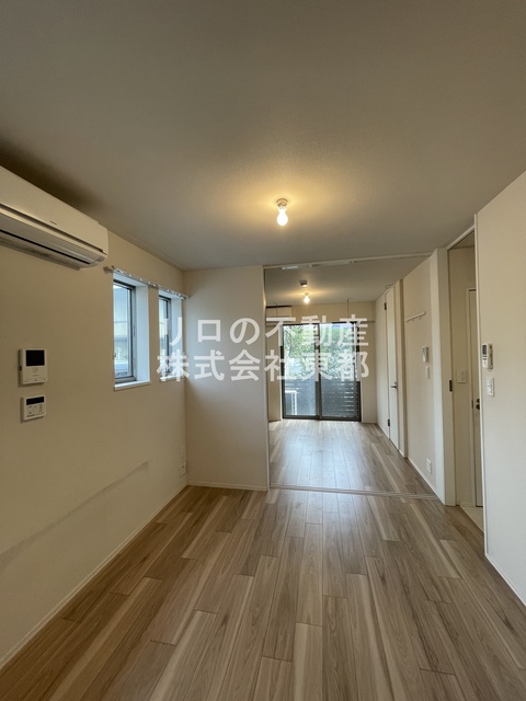 居室・リビング　ダイニングテーブルを置いたり自由にレイアウトできます☆