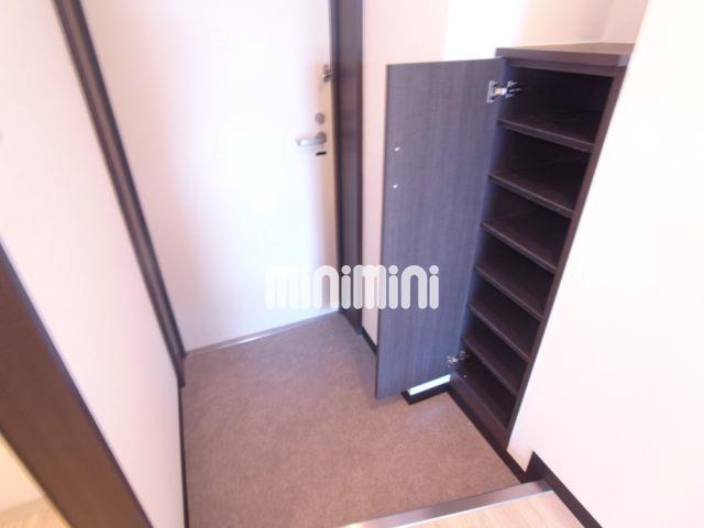 玄関　下駄箱もあるので収納に便利