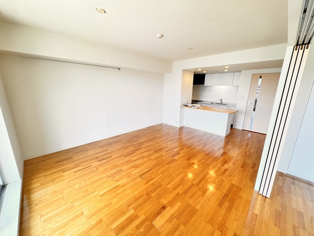 居室・リビング　別の号室の参考写真です。