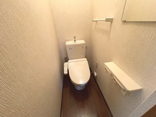トイレ　温水洗浄便座機能付きのトイレです♪