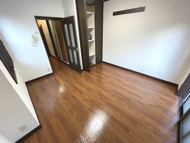 居室・リビング　エアコン付き6帖の洋室です♪