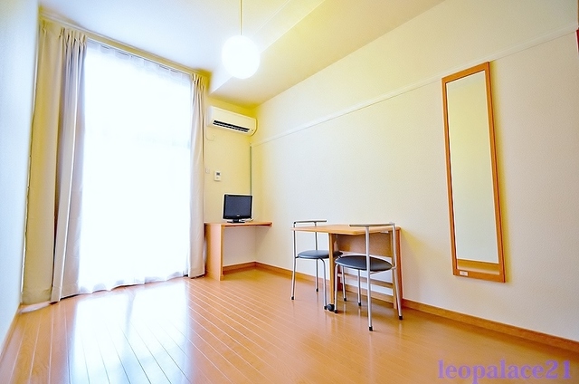 居室・リビング　１階は洋室・２階はじゅうたん