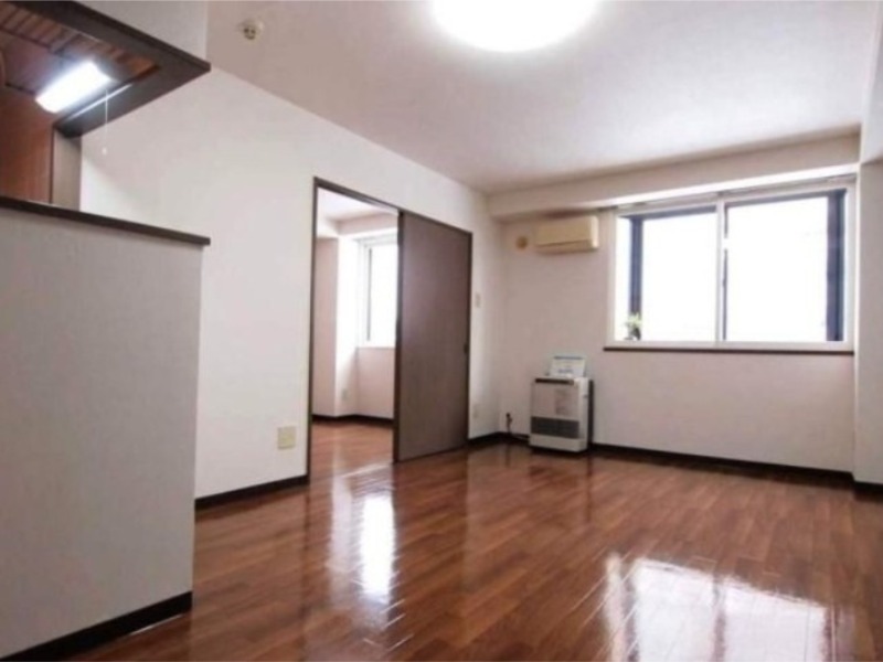 居室・リビング　退去予定につき同タイプ別号室の画像です。