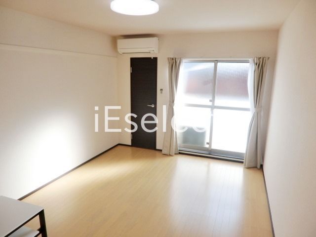 居室・リビング　照明やカーテンも付いてます。