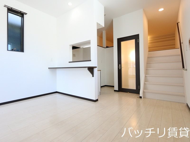 居室・リビング　同型イメージの為、現状を優先致します