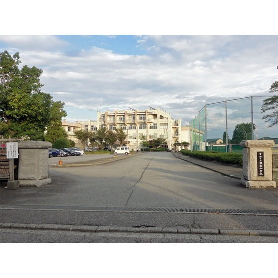 中学校　東部中学校（中学校）まで300m