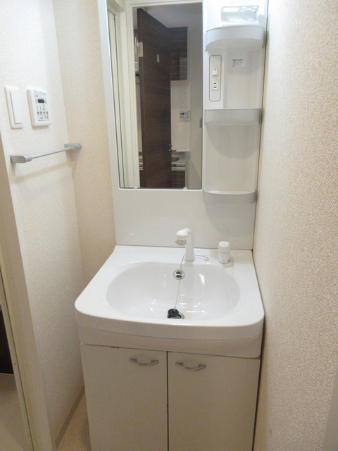 洗面設備　シャンプードレッサー付きの独立洗面台です