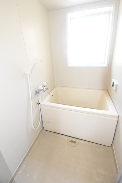 バス・シャワールーム　浴室に窓があり換気も楽々♪