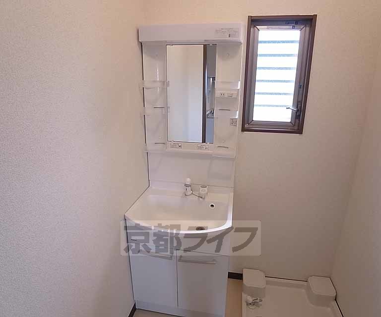 洗面設備　独立洗面台も付いてます。