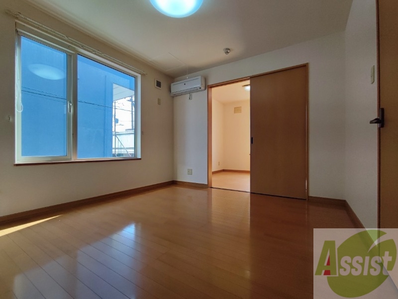 居室・リビング　リビングです。窓が大きくて明るいですね！