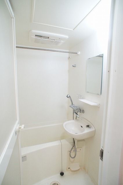 バス・シャワールーム　バストイレ別で清潔感のある水回り