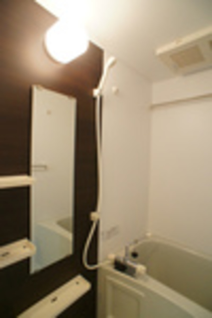 バス・シャワールーム　清潔感のあるバスルーム。