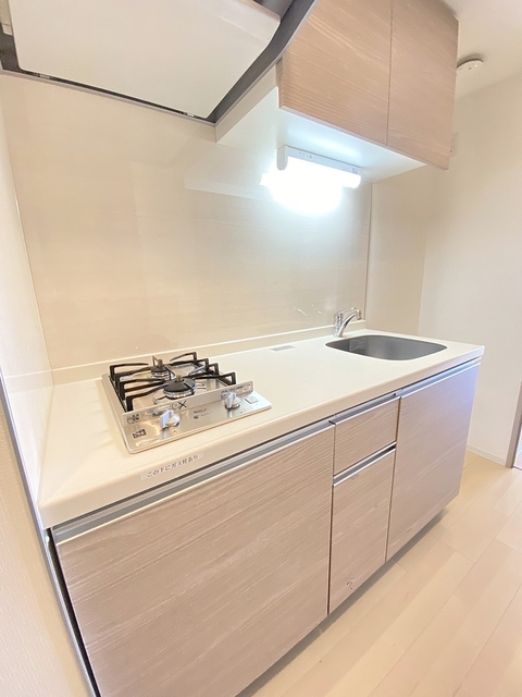 キッチン　２口ガスキッチン・横に冷蔵庫置き場