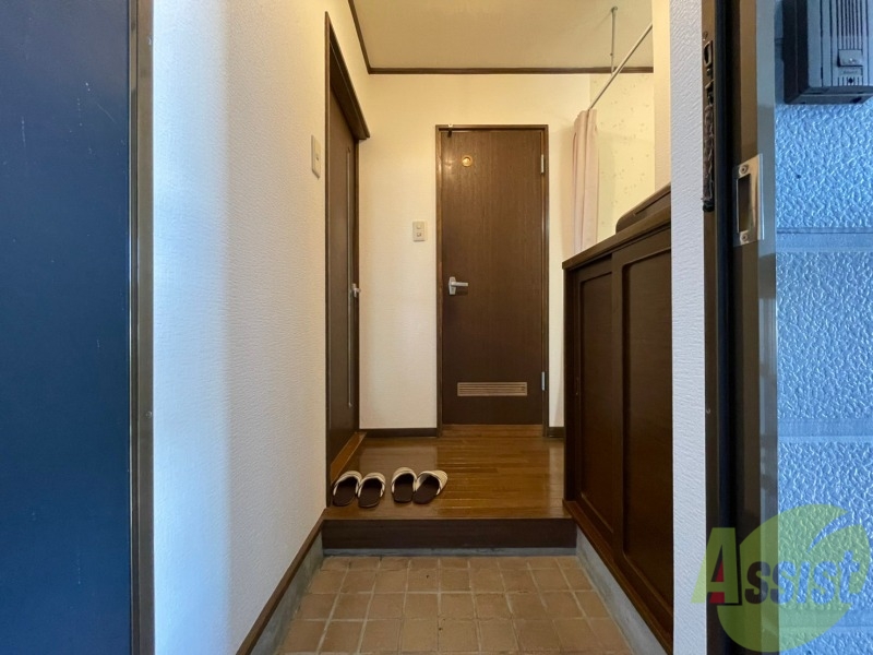 玄関　玄関の様子です。広い洋室にすぐ繋がっています。