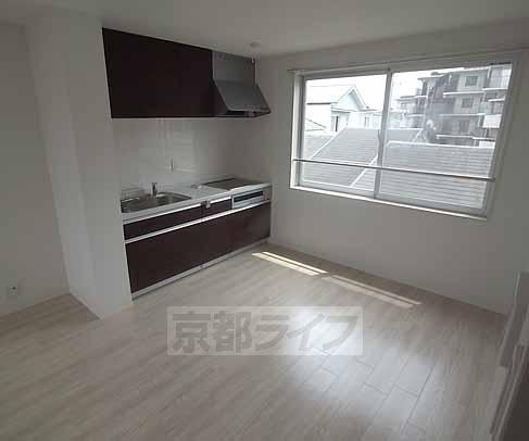 居室・リビング　白いフローリングで清潔館のあるリビングです