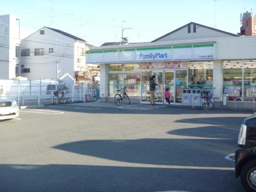 コンビニ　ファミリーマート 下津林芝ノ宮町店（コンビニ）まで100m
